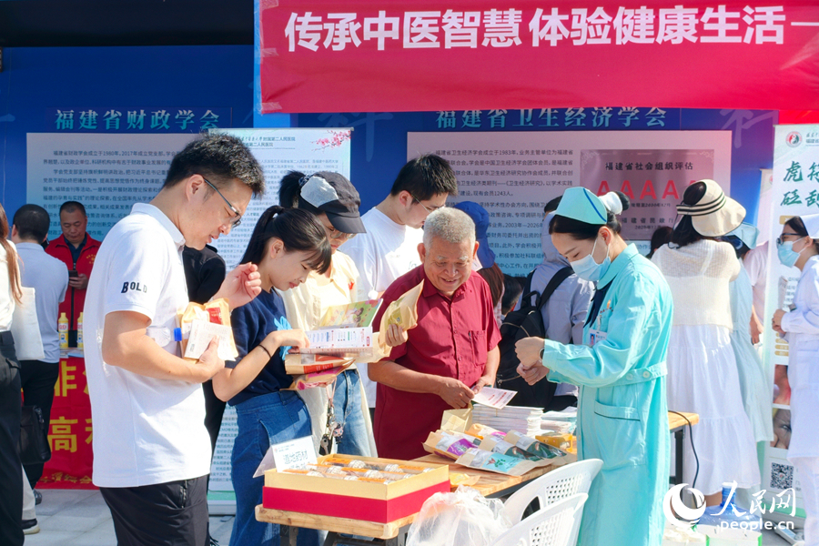 活动现场，医护人员向群众普及中医药知识，提供健康体验服务。人民网 杨灏昱摄