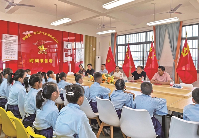 诗友们应邀为孩子们讲解诗歌。