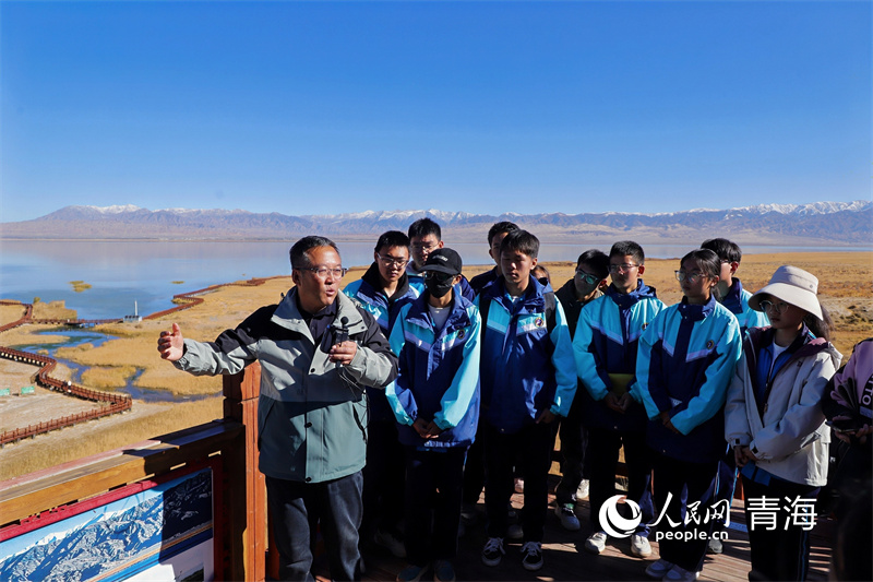 烏蘭縣第一中學學生走進都蘭湖國家濕地公園。人民網 顧斐菲攝