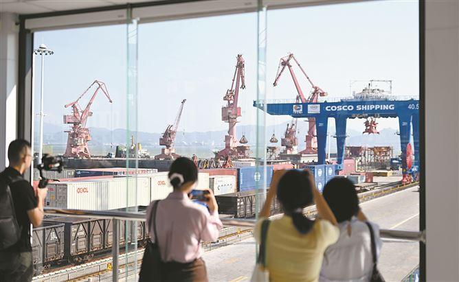 记者实地参访厦门远海集装箱码头，了解海铁联运、铁路进港运行情况。