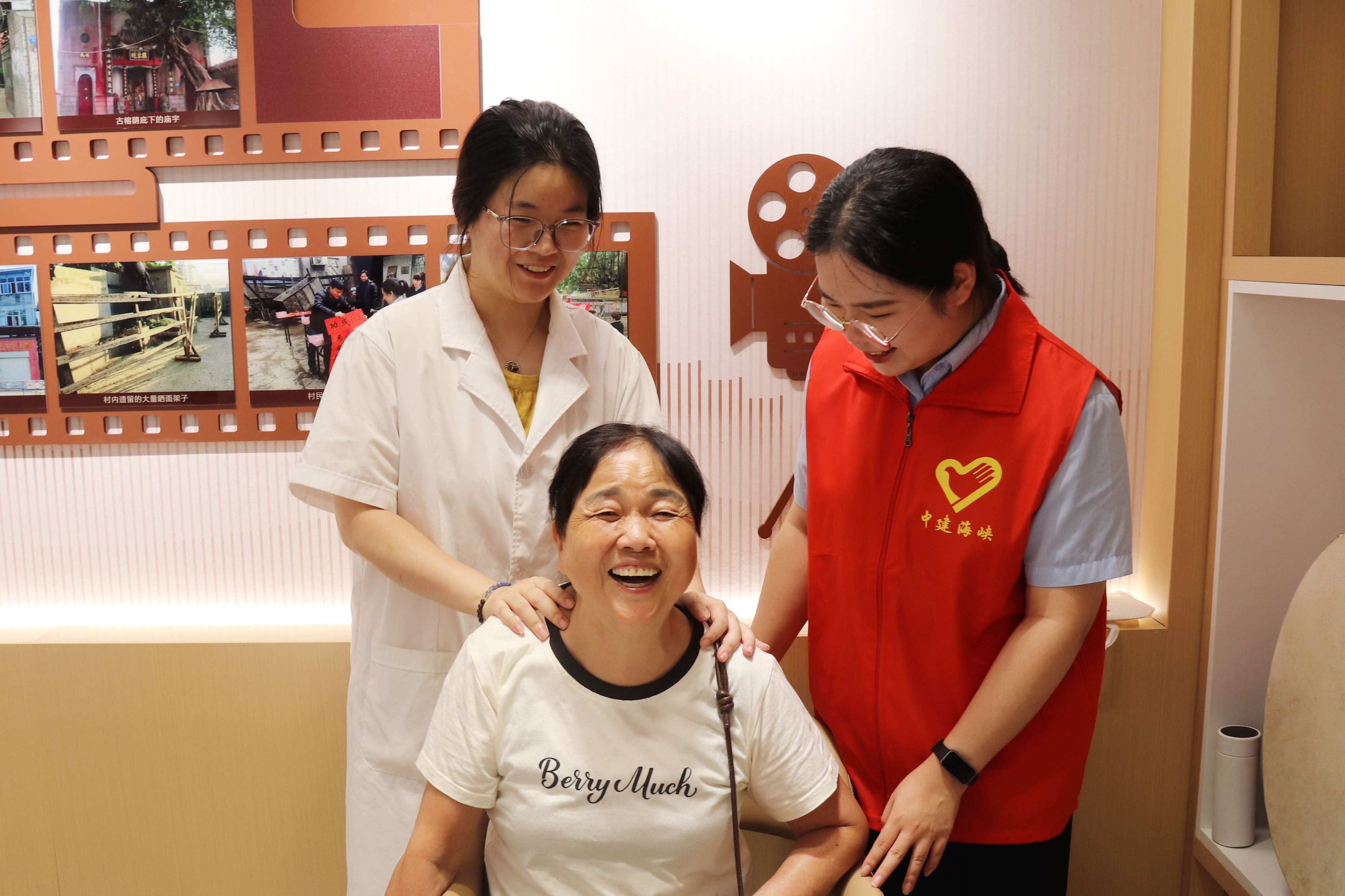 志願者陪伴社區居民體驗中醫理療服務