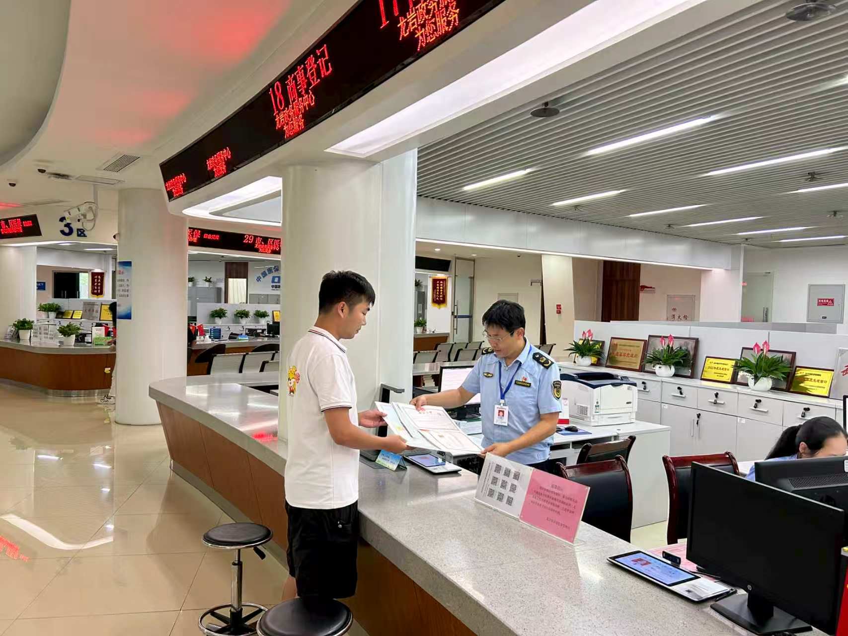 龍岩市場監管部門“企業開辦一件事”專窗工作人員為辦事群眾提供服務。龍岩市行政服務中心管委會供圖