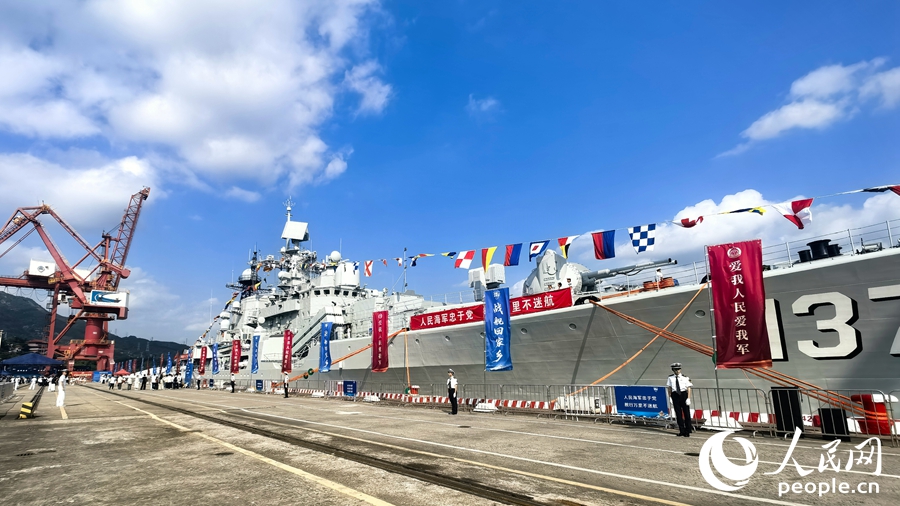 停靠在福州市马尾区青州作业区码头的海军福州舰。人民网 夏忻瑶摄