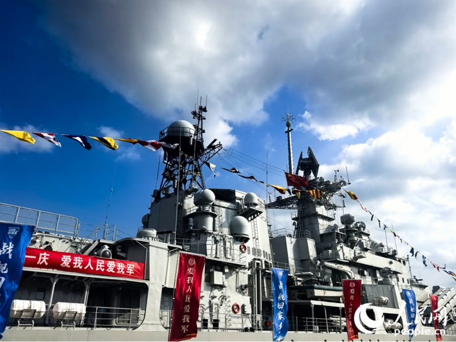 海军福州舰部分舰身。人民网 夏忻瑶摄