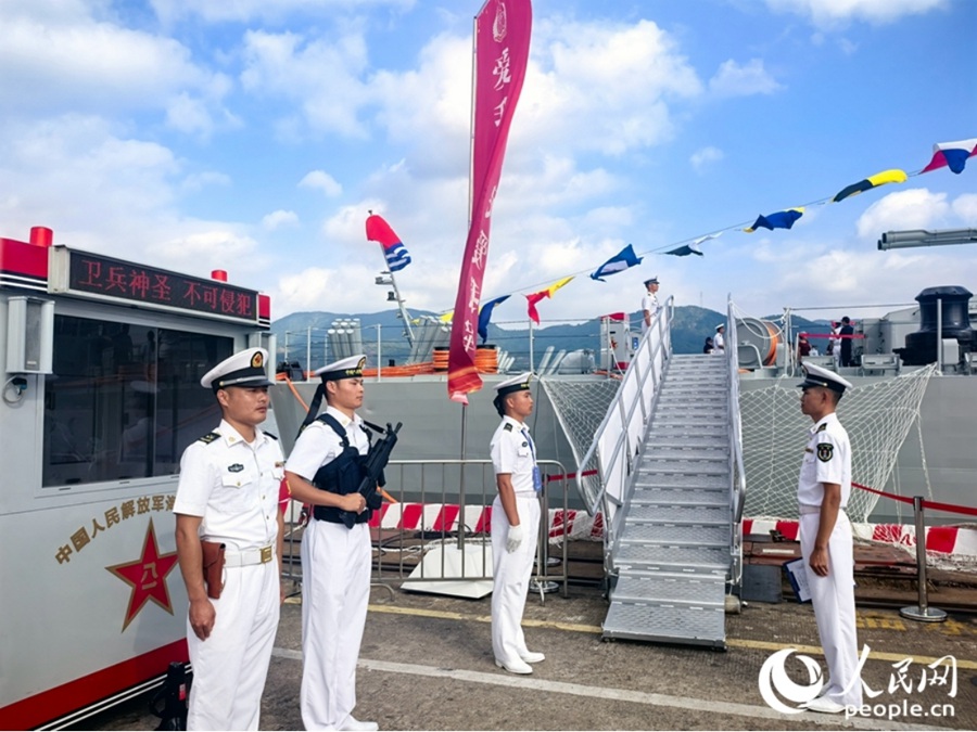 登舰口站岗的卫兵们。人民网 夏忻瑶摄