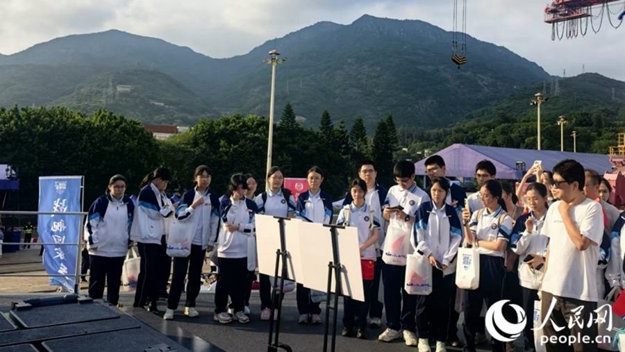 福州格致中学的学生们参观海军福州舰上的武器装备。人民网 夏忻瑶摄