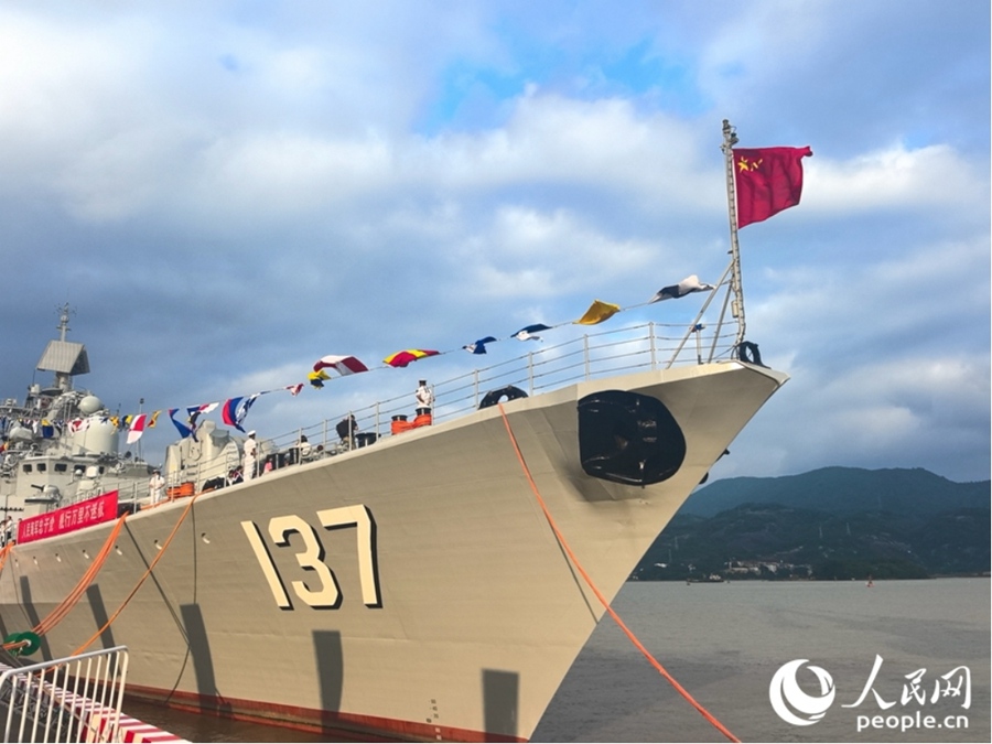 海军福州舰舰艏。人民网 夏忻瑶摄