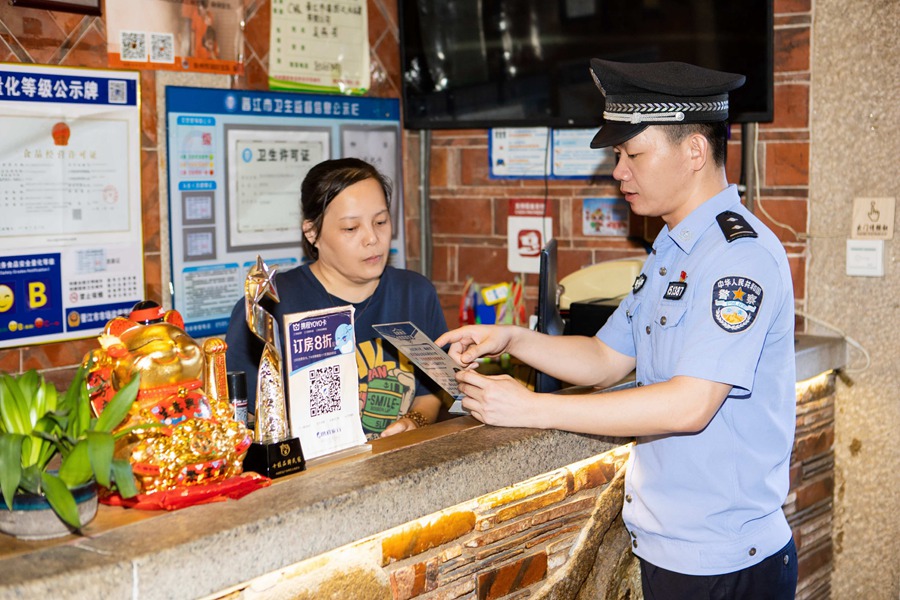 民警走訪商戶收集社情民意，進一步暢通警民聯系渠道