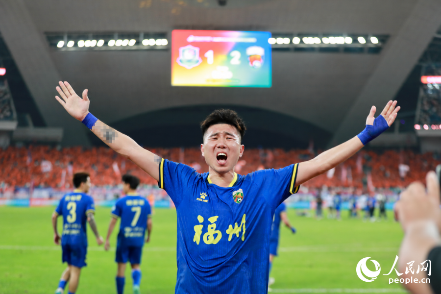 福州隊奪冠后，一名球員向球迷區張開雙臂慶祝。人民網 歐陽奕奕攝
