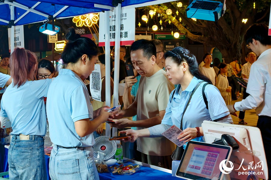 体彩公益金成果展摊位前人头攒动，不少市民驻足咨询。人民网 杨灏昱摄