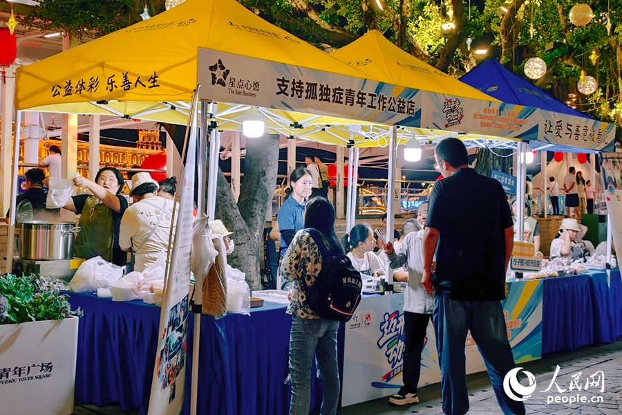 活动现场设置“心点心愿”自闭症儿童公益摊位。人民网 杨灏昱摄