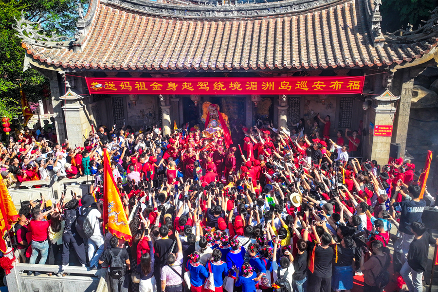 巡安队伍从妈祖祖庙中出发，民众竞相留念。林春盛摄