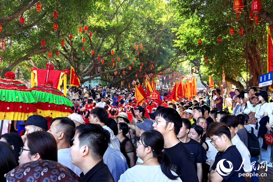 沿途民众驻足瞻仰。人民网记者 林盈摄