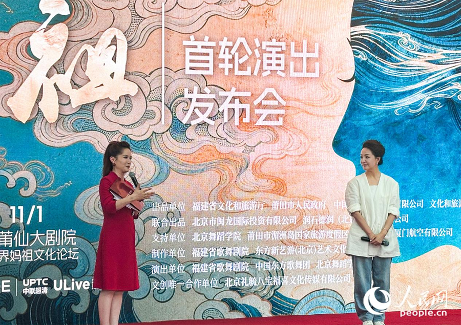 总导演靳苗苗（右一）诚邀观众走进剧场。人民网 范语田摄