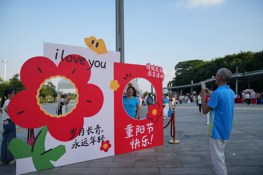 老年朋友们“打卡”拍照。龙文区融媒体中心供图