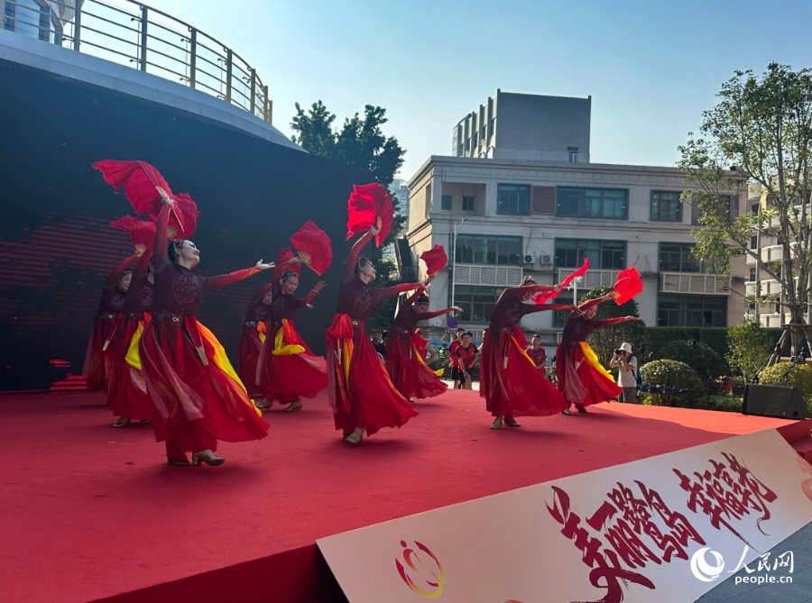 开场舞《烈焰》表演。人民网记者 张萌摄