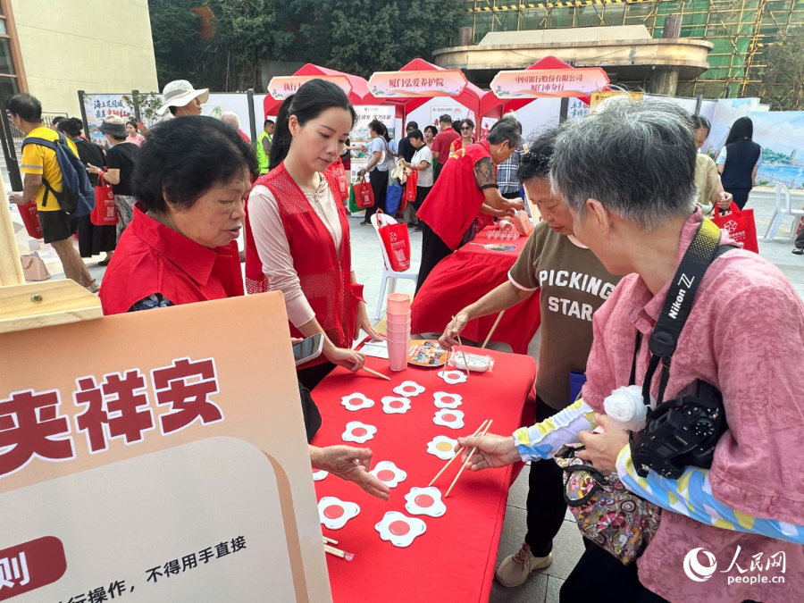 趣味游园区域，老年朋友参加游戏互动。人民网记者 张萌摄