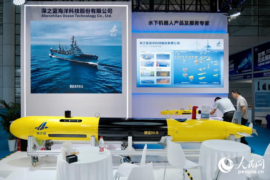 “橙鲨Ⅲ-B”自主水下航行器亮相深之蓝展台。人民网 欧阳奕奕摄