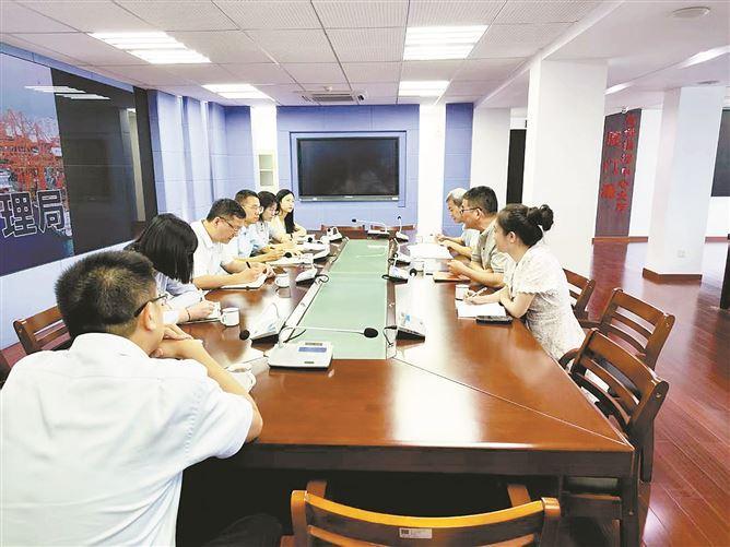 厦门建行工作人员到港口管理局调研。厦门建行供图