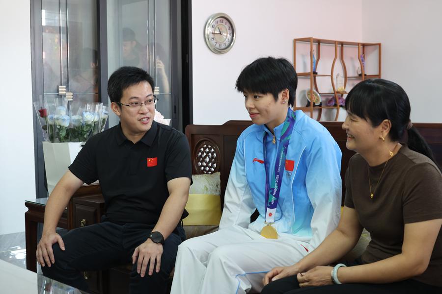 尤宇川（左）與謝李藝（中）及其家人交流。長泰區融媒體中心供圖