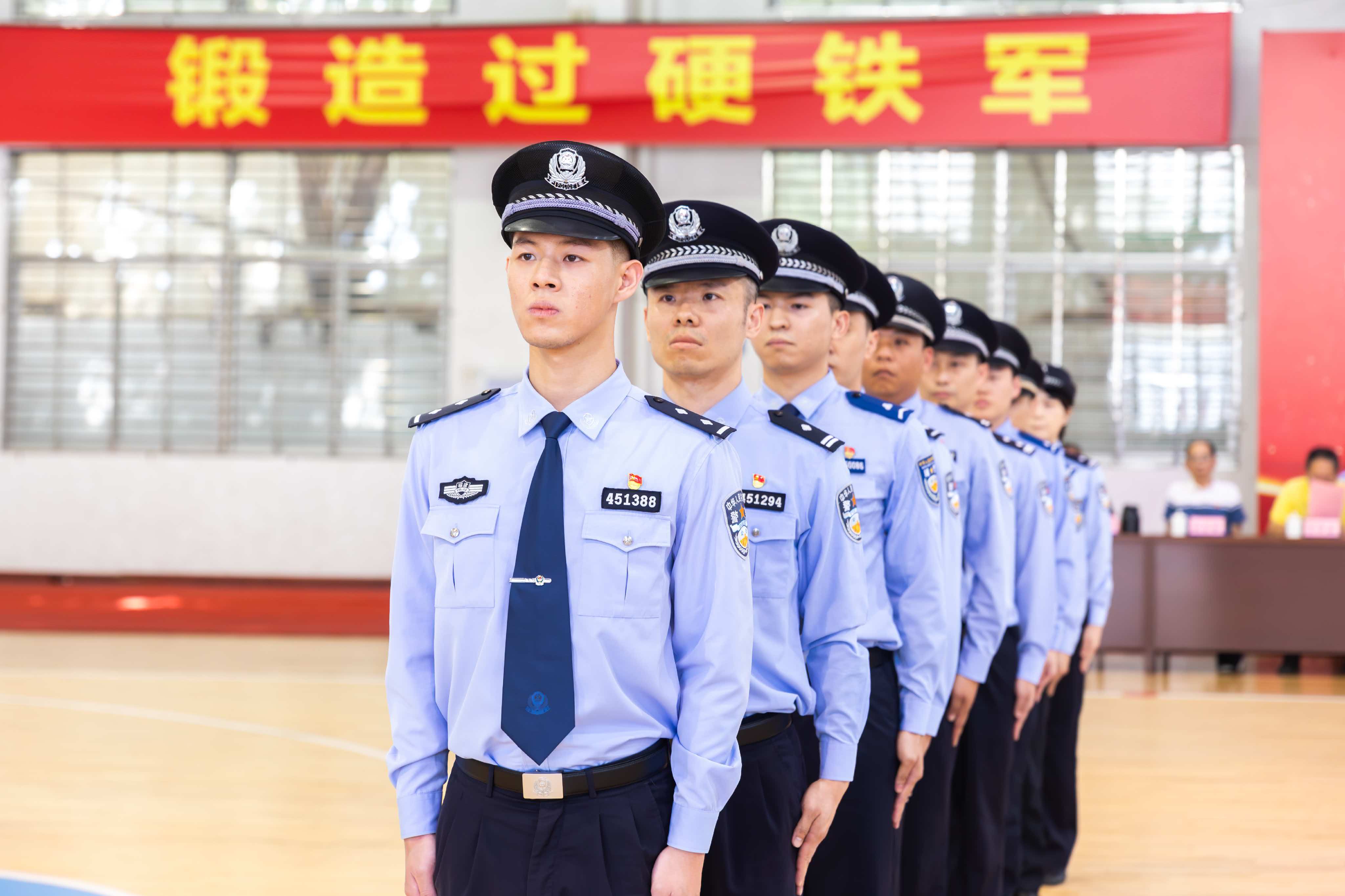 各代表隊警容嚴整，步伐整齊劃一