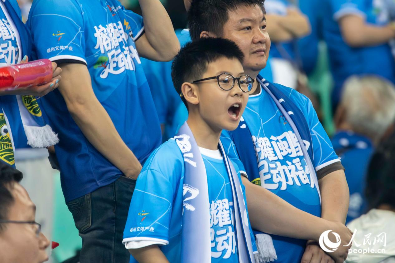 “閩超”開幕式上，福州隊的小球迷高聲呼喊。人民網 林銘賢攝