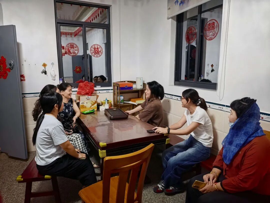 山霞鎮推行“夜訪聽民意、共話新征程”作風提質行動