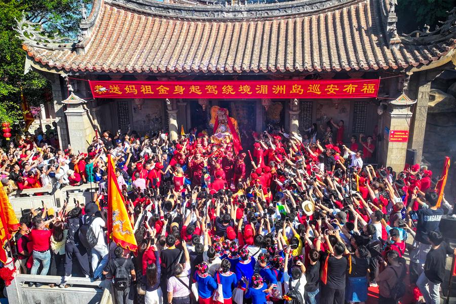 农历九月初九,妈祖金身绕境巡安,海内外敬仰者竞相留念。林春盛摄