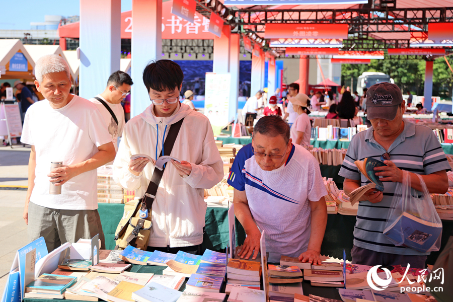 阅读爱好者纷纷前来逛展。人民网记者 陈博摄