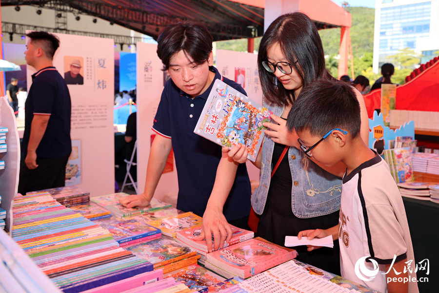 家长为孩子挑选精品读物。人民网记者 陈博摄