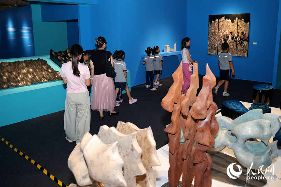 不少热爱艺术的市民游客前来逛展。人民网记者 陈博摄