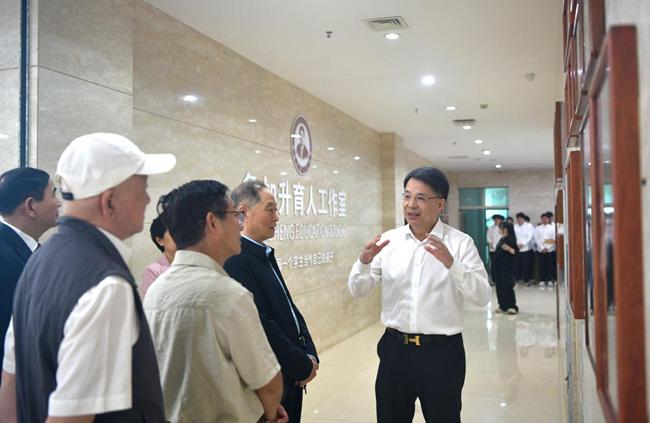 廈門市關工委“魯加升育人工作室”領銜人、廈門南洋職業學院創辦人、南洋教育投資董事長魯加升向領導、來賓介紹工作室建設情況。