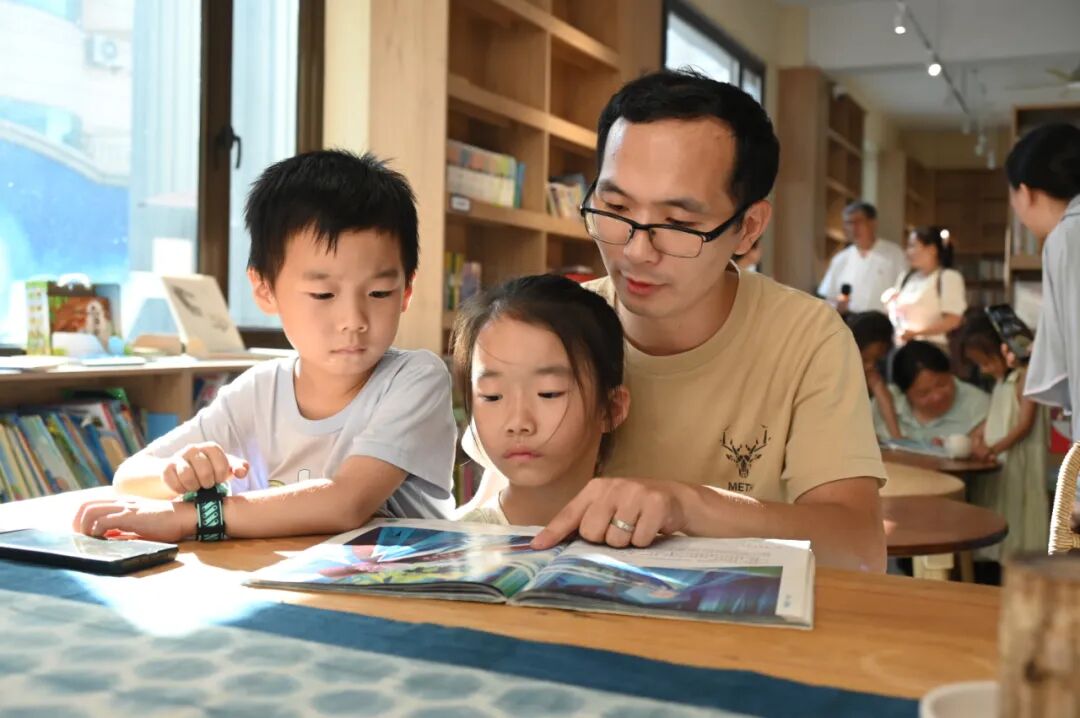 位於秀嶼區東庄鎮東庄村的“坐忘”公益圖書館內，孩子們在看書。林羅曉攝