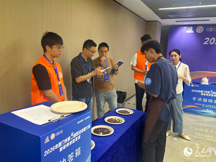 比賽現場，選手正在辨識咖啡豆。人民網記者 張萌攝