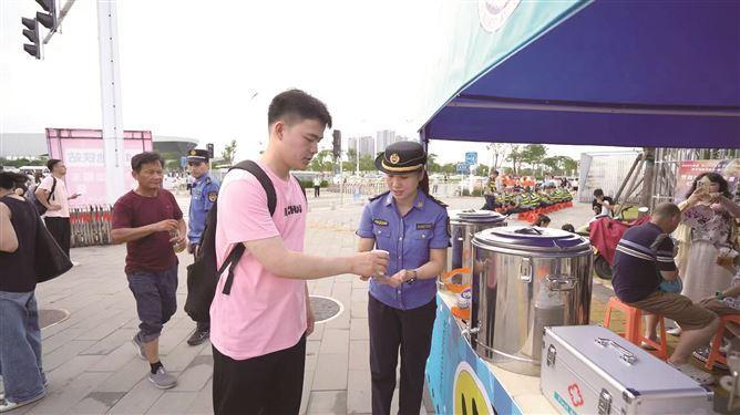 在“白鷺驛站”，城管執法隊員為市民提供熱水。