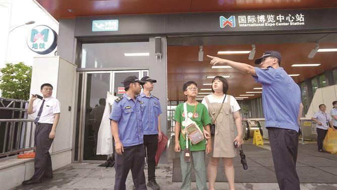 城管執法隊員為市民指路。