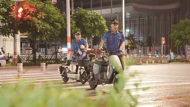 城管執法隊員規范非機動車停放。