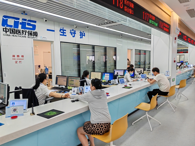 霞浦縣政務服務中心醫保窗口，工作人員為群眾辦理業務