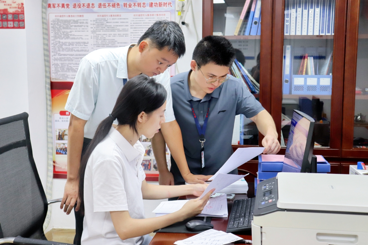 參內鎮紀委干部在灣美社區向報賬員了解AI系統報賬流程。楊美婷攝 