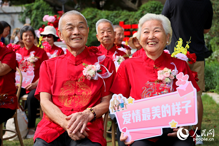 金婚夫婦笑容滿面。人民網記者 陳博攝
