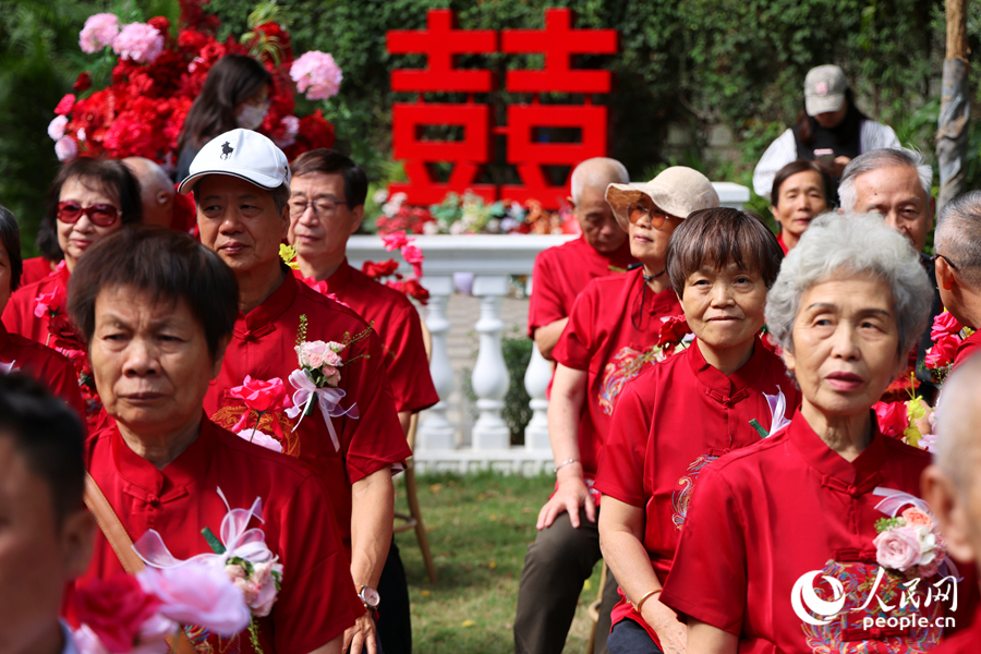 22對金婚夫婦身著紅衣觀禮，喜慶氛圍濃厚。人民網記者 陳博攝