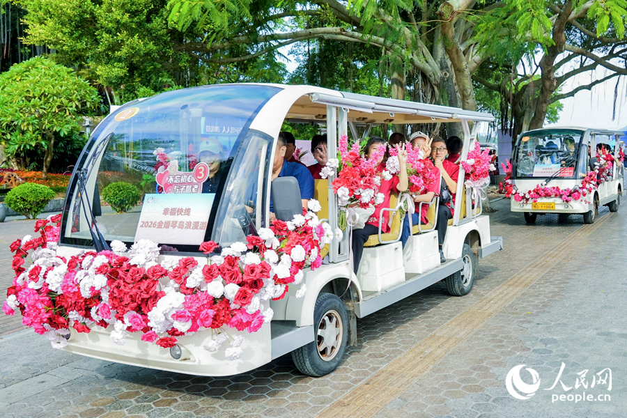 金婚夫婦乘坐花車暢游鼓浪嶼。人民網記者 陳博攝