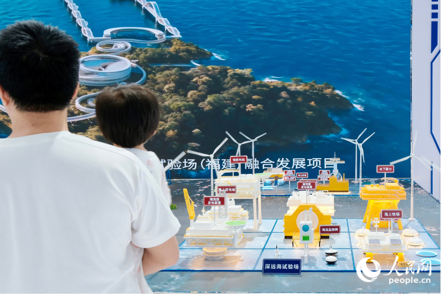 福州市民参观展会上的“深远海试验场”。人民网 欧阳奕奕摄