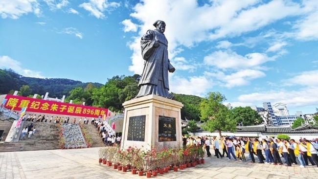 与祭人员缓步走向集成殿（陈建荣 摄）