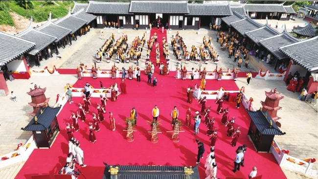 在集成殿举行祭典活动（吴德堋 摄）