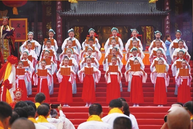 学子诵读《朱子家训》（肖 丹 摄）