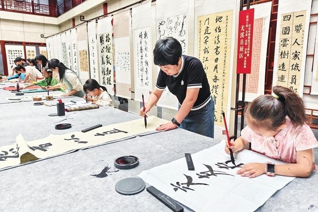 亲子共书《朱子家训》（陈建荣 摄）