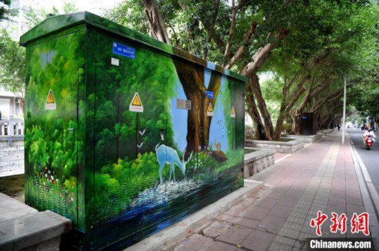 福州：配電箱“穿”新衣成一景
