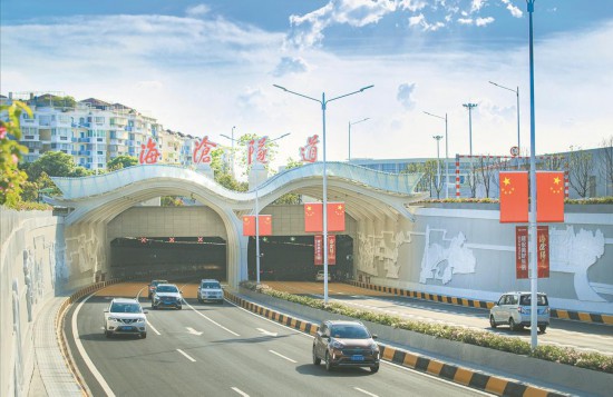 6月17日,厦门第二西通道海沧隧道通车.