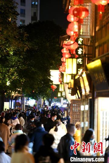 福州古街吸引许多市民和游客前来游逛。　王东明 摄